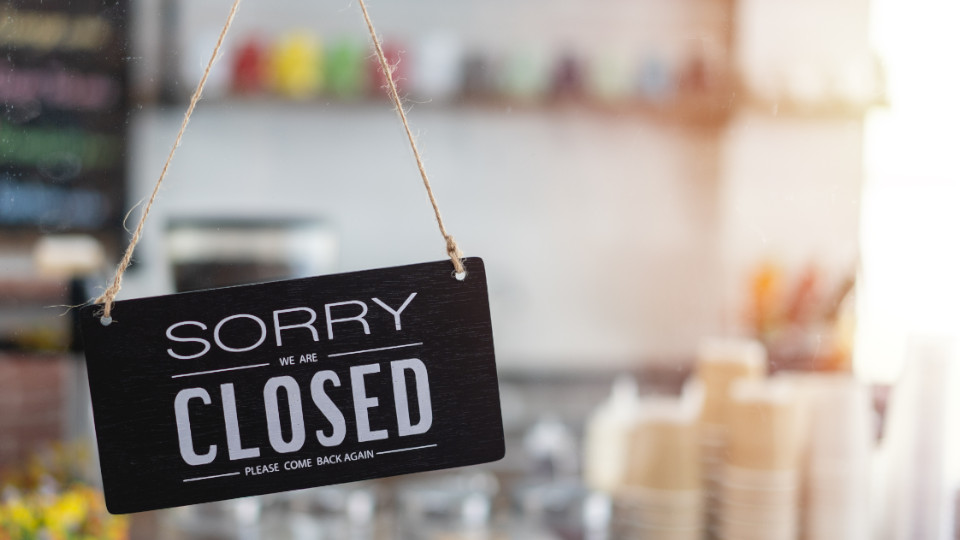 "Sorry-Closed"-Schild an einem Laden: Selbstständige in Existenznöten