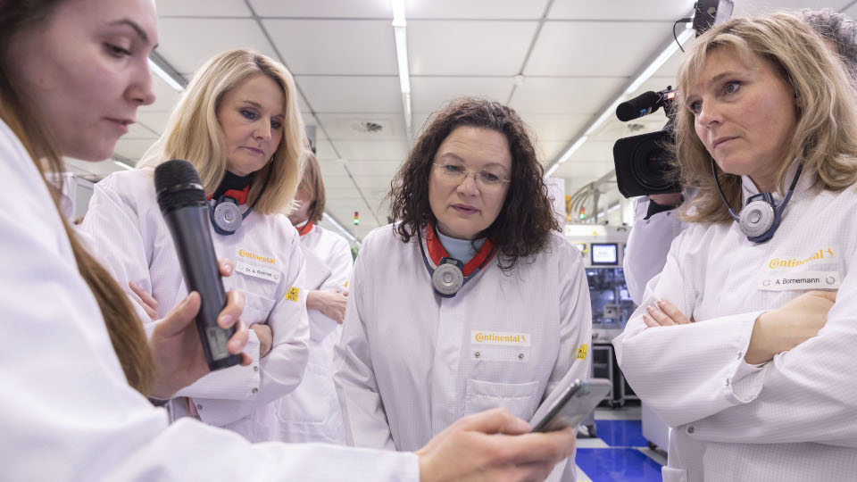 Continental Regensburg Werksbesuch Andrea Nahles Dr. Ariane Reinhart Foto: www.florianhammerich.com