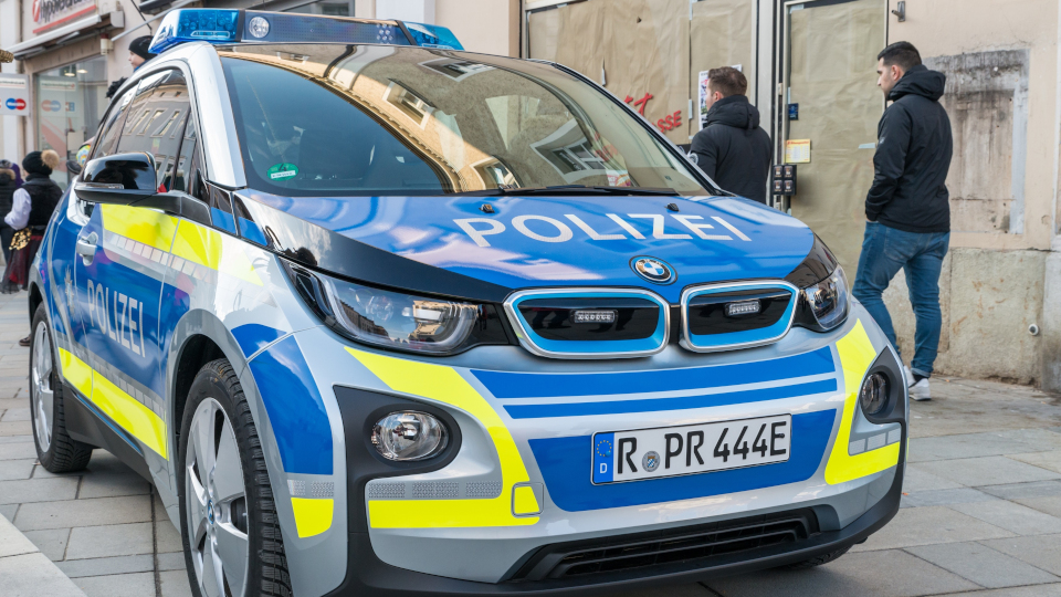Polizei zerschießt Reifen: Regensburger Chaosfahrer auf der Flucht 