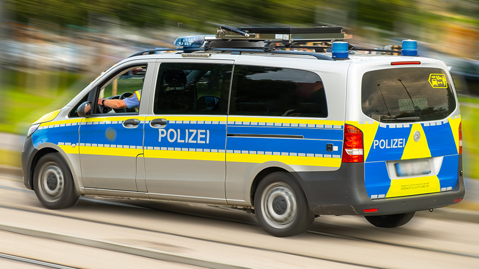 Straubing-Ost: Omnibus prallt gegen Fahrzeug – Busfahrer leicht verletzt
