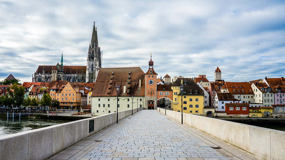 Die Eiserne Brücke in Regensburg mit Blick auf die Stadt