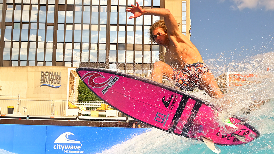 Blonder Surfer auf der citywave am DEZ Regensburg