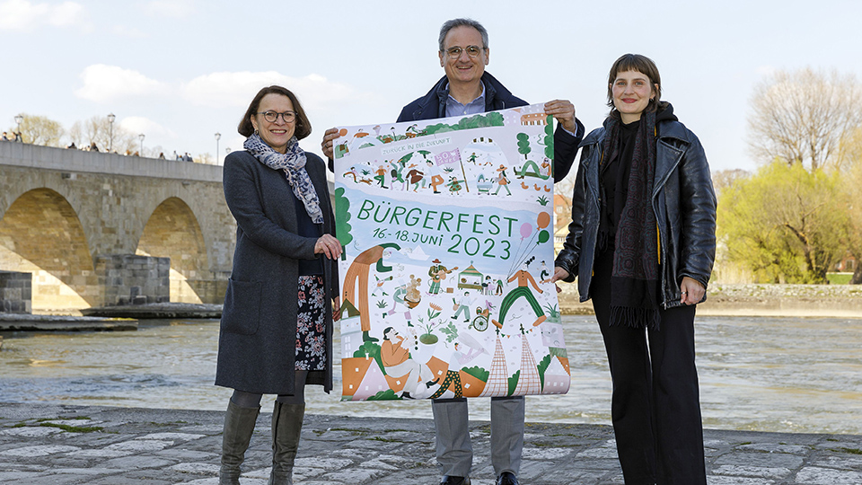 Oberbürgermeisterin Gertrud Maltz-Schwarzfischer, Kulturreferent Wolfgang Dersch und die Künstlerin Marie Doerfler präsentieren das Plakat-Motiv für das diesjährige Bürgerfest in Regensburg