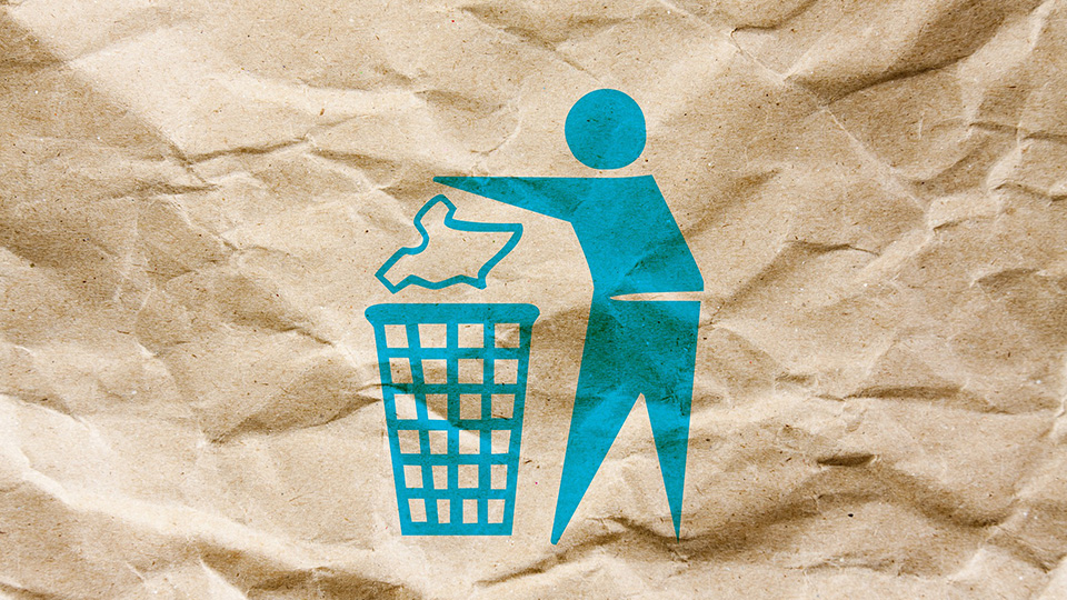 Papierrecycling: Tidyman-Symbol, der Papier in Abfalleimer wirft auf brauenm Recycling-Papier