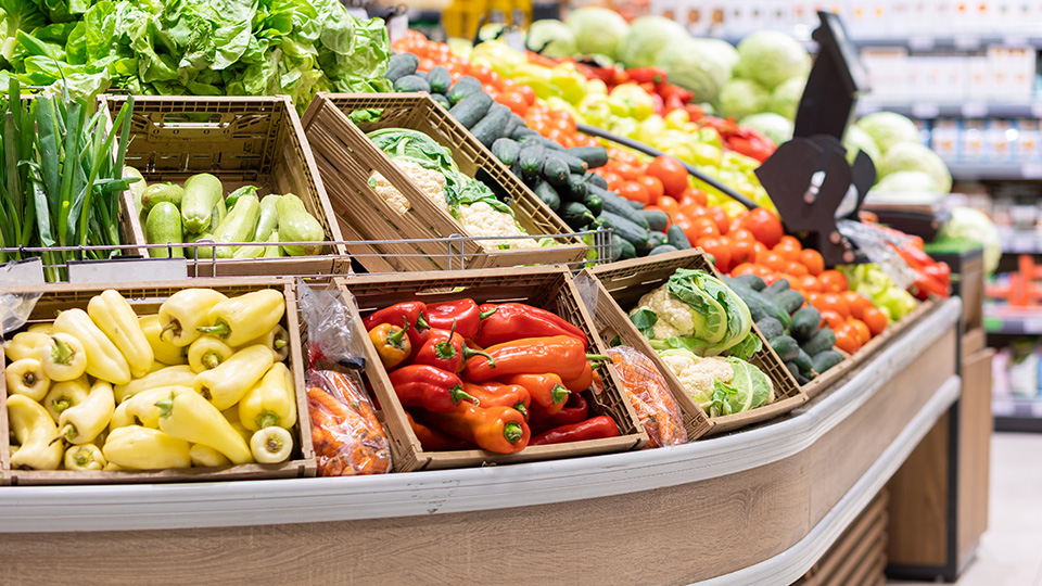 Unverpackte Lebensmittel in der Obst- und Gemüsetheke eines kleinen Supermarkts