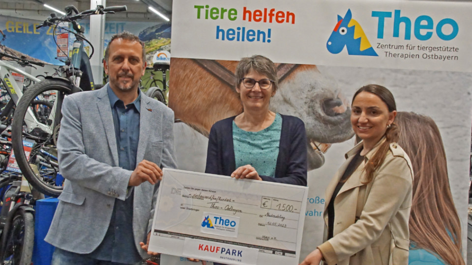 Felix Zimmermann und Teresa Reisinger übergeben den Spendenscheck an vkm-Vorsitzende Christa Weiß.