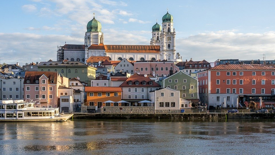 Donau-Bootstour: Passau und die Donau mit einem Schiff im Vordergrund