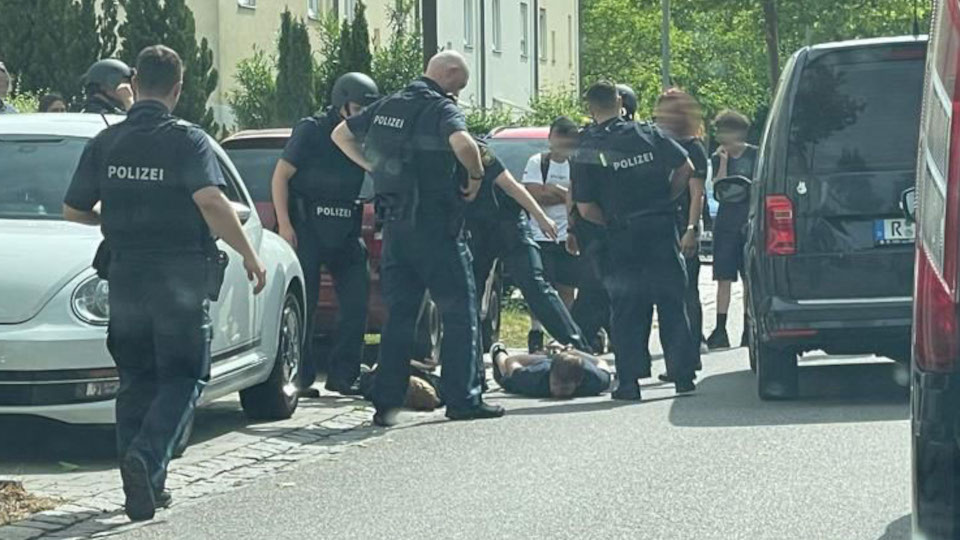 Regensburg: Mann mit Waffe vor Mittelschule in Burgweinting