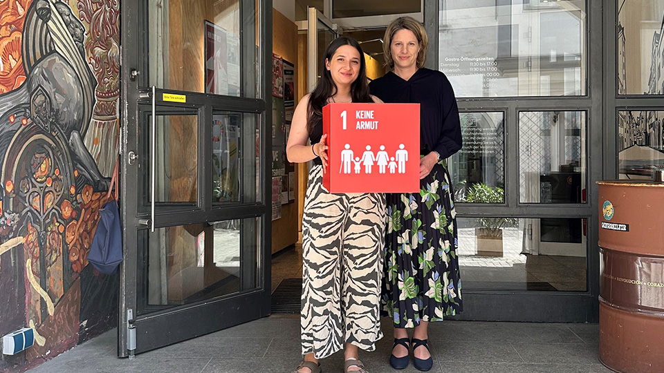Austausch-Aktion zu "Keine Armut in Regensburg": Bürgermeisterin Dr. Astrid Freudenstein (re.) und Irada Aghayeva vor dem Degginger