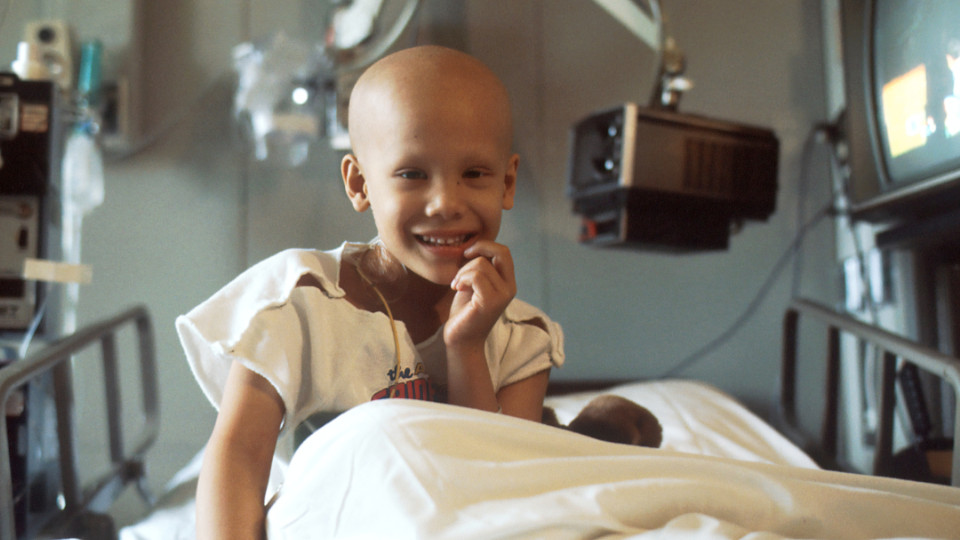 Krebskrankes Kind auf Krankenhausbett