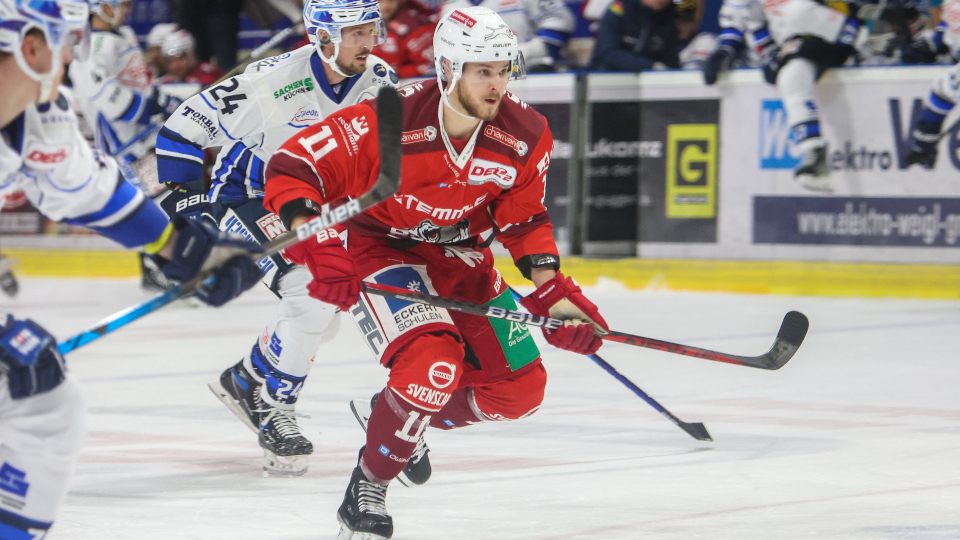 DEL 2 - Eisbären Regensburg gegen Dresdner Eislöwen am 18.10.2022 // -24- Simon Karlsson (Dresdner Eislöwen) // -11- Topi Piipponen (Eisbären Regensburg)