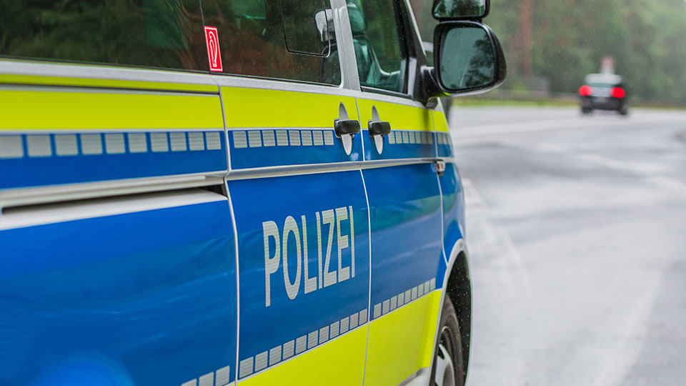 Streifenwagen der Polizei auf der Straße
