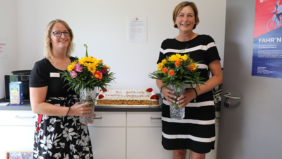 Blumen für Hotelleitung Helga Butendeich (rechts) und Empfangs- und Reservierungsleitung Tamara Mirwald