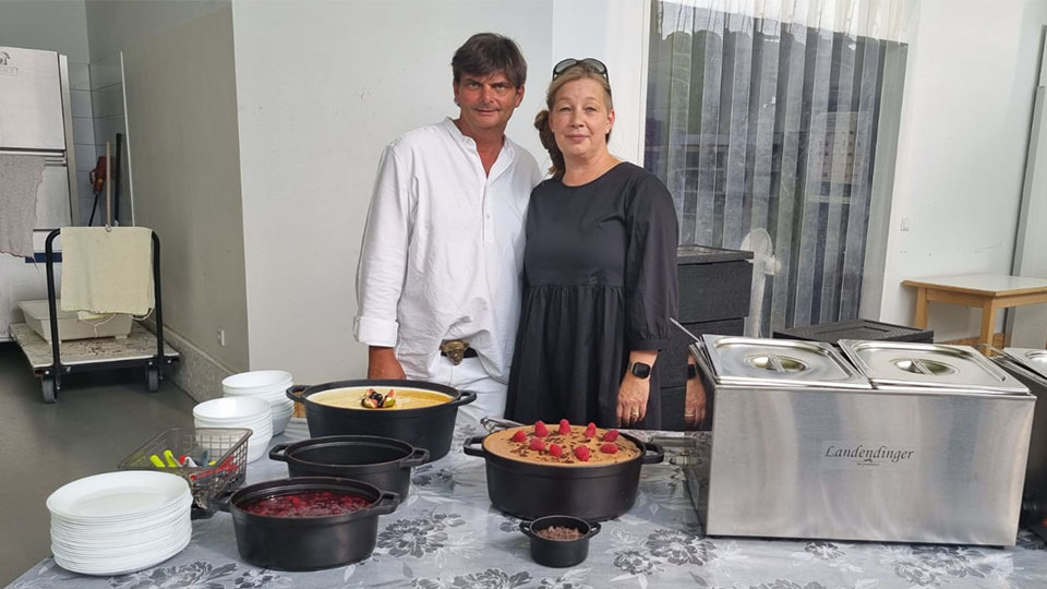 Zufriedene Gesichter hinter der Essensausgabe der Tafel