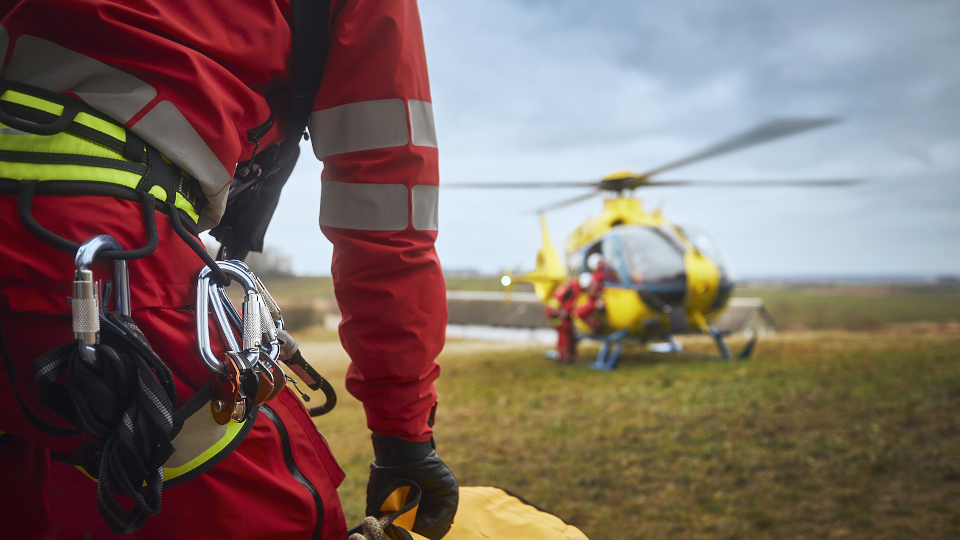 Rettungshubschrauber im Einsatz: Motorradfahrer stürzt bei Altenthann