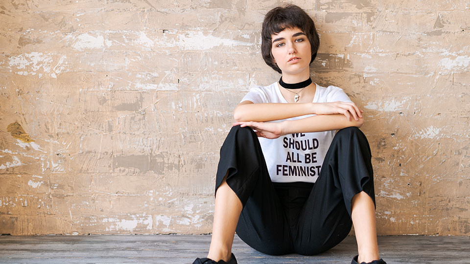 Bedruckte Mode: Frau mit Statement-Shirt auf dem steht: "WE SHOULD ALL BE FEMINIST"