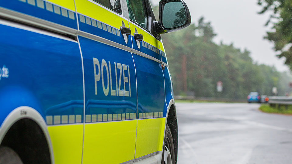 Streifenwagen der Polizei am Straßenrand