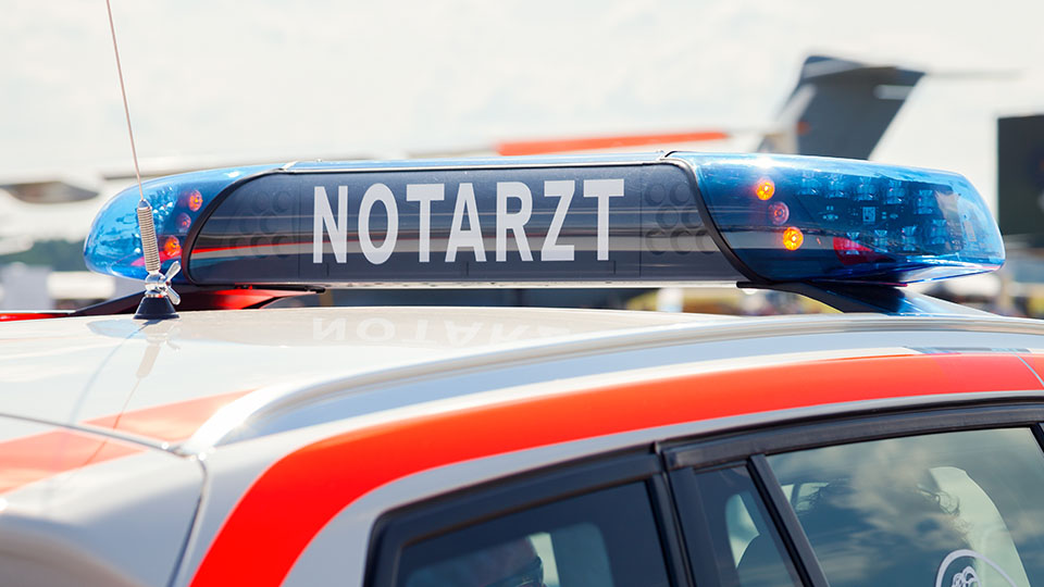 Sportkletterer abgestürzt: Bild von Notarzt mit Blaulicht