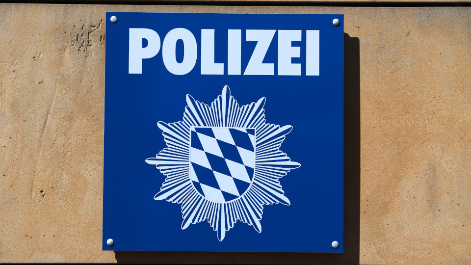 Regensburg: Zeugen nach Angriff mit Stichwaffe im Bahnhof gesucht