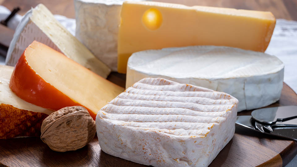 Käse Hunger in Regensburg: Verschieden Käsesorten, von Weich- bis Hartkäse auf Brotzeitbrett
