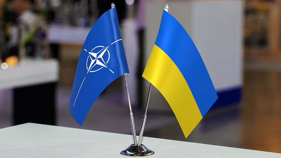 Flagge der NATO gemeinsam mit der Ukraine-Flagge als Symbol für die Kooperation von Ukraine und NATO.