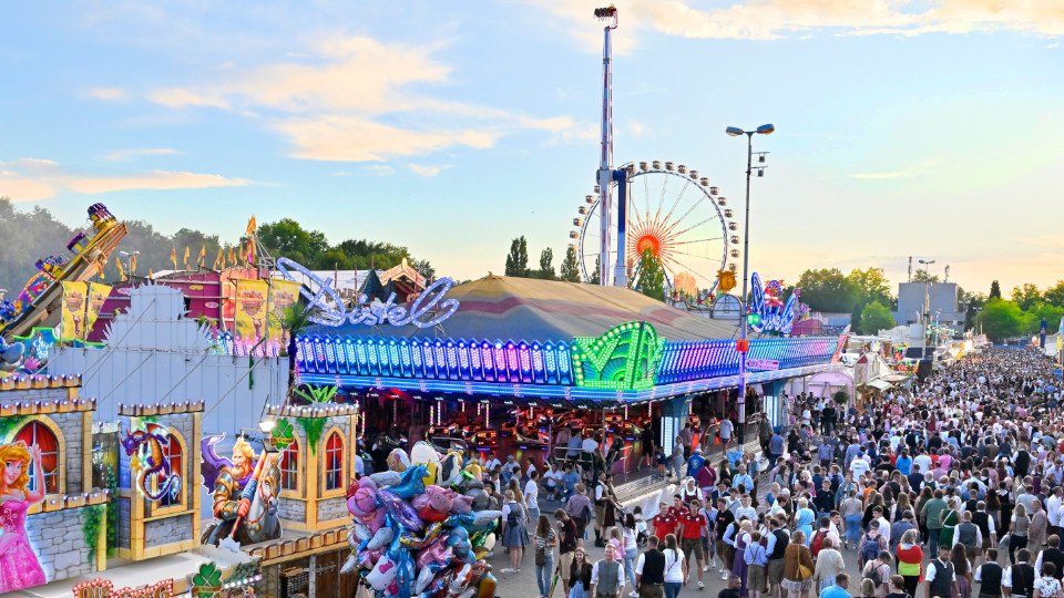 Die fünfte Jahreszeit: Gäubodenvolksfest in Straubing mit Riesenrad im Hintergrund