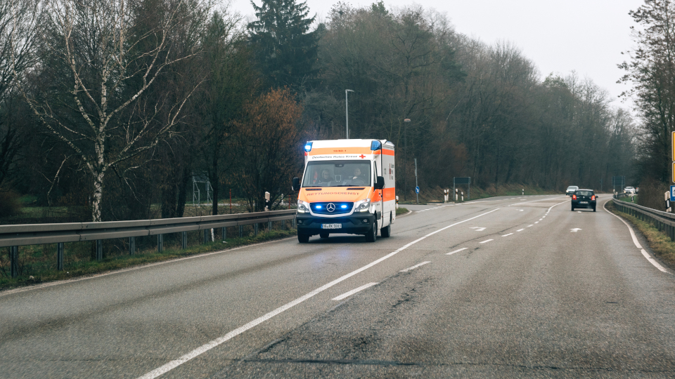 Verkehrsunfall bei Barbing: 36-Jähriger übersieht Stauende