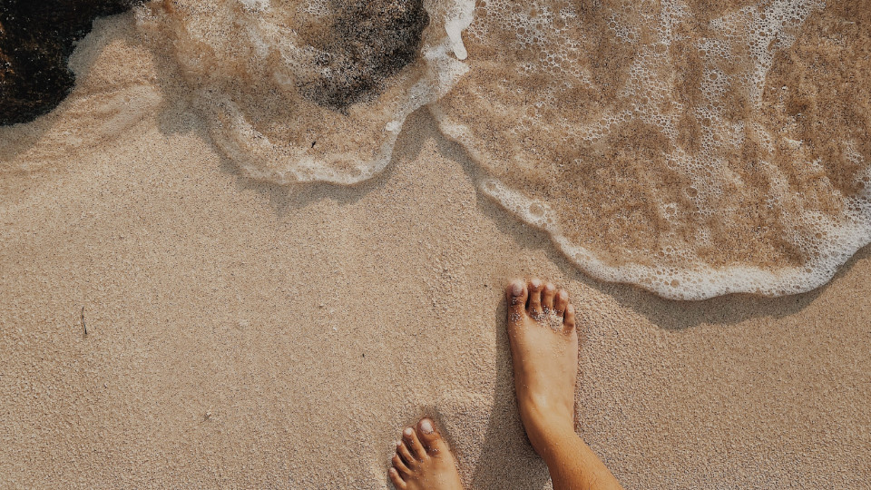 Barfuß mit den Füßen im Sand