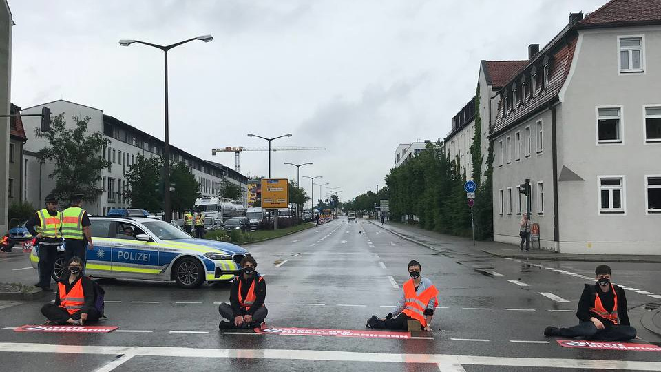 Verkehrschaos: „Letzte Generation“ legt Verkehr in Regensburg lahm