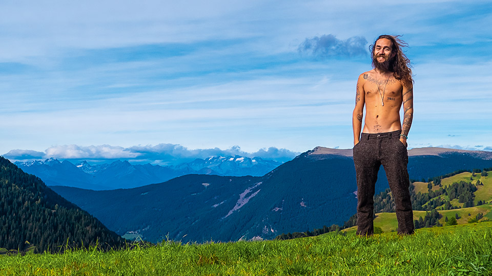 BBou steht vor einer Bergkulisse und lacht