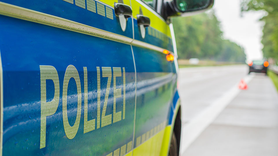 Streifenwagen der Polizei bei einem Verkehrsunfall