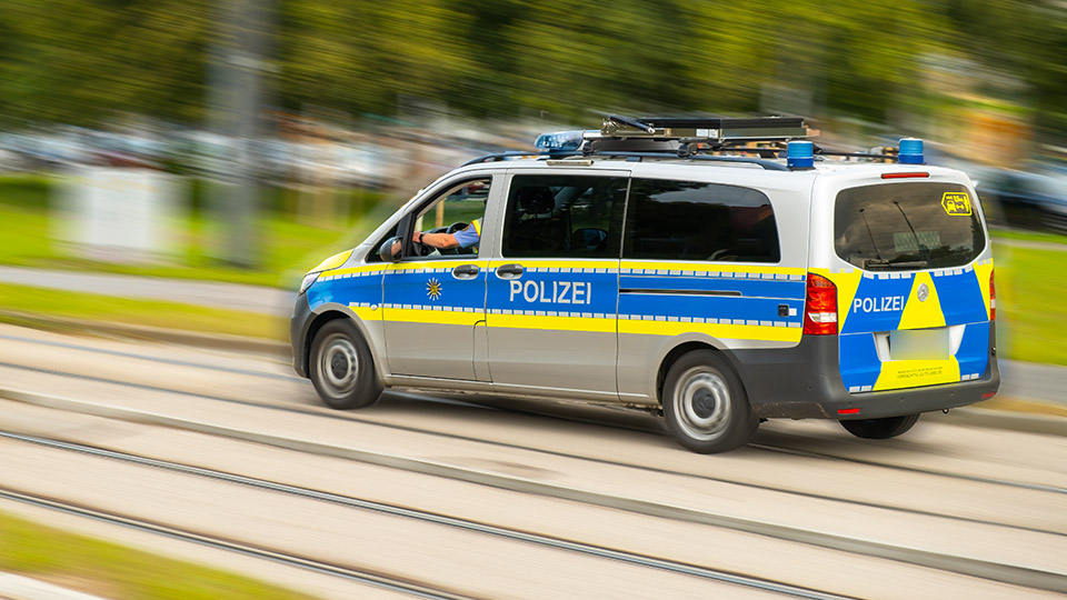Streifenwagen der Polizei während der Fahrt