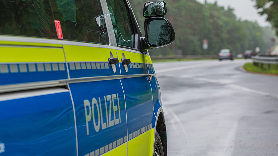 Streifenwagen der Polizei am Fahrbahnrand