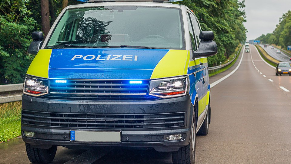 Streifenwagen der Polizei am Straßenrand