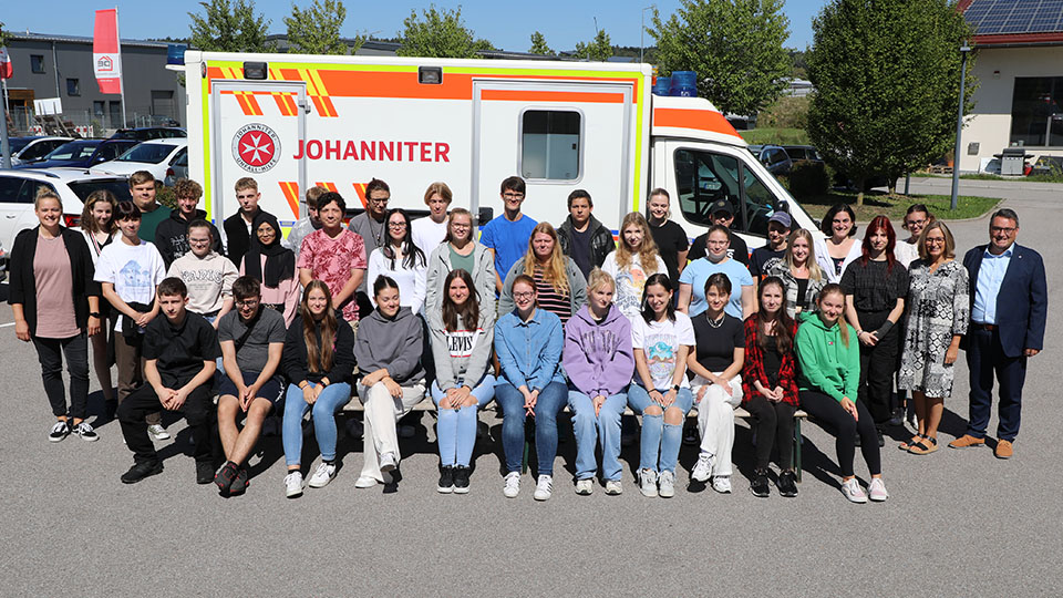 46 junge Menschen, die Freiwilligendienst bei den Johannitern beginnen