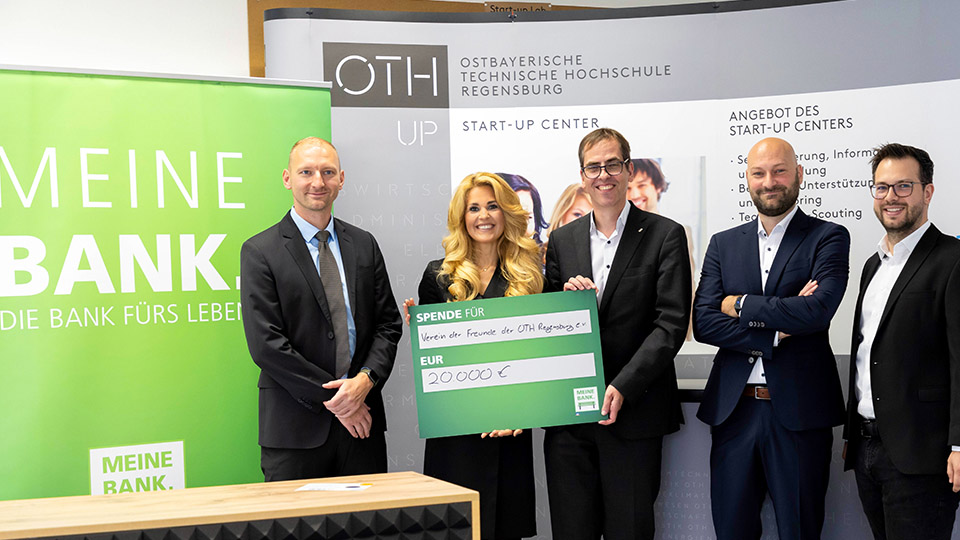 Spendenübergabe von der VR Bank an die OTH Regensburg