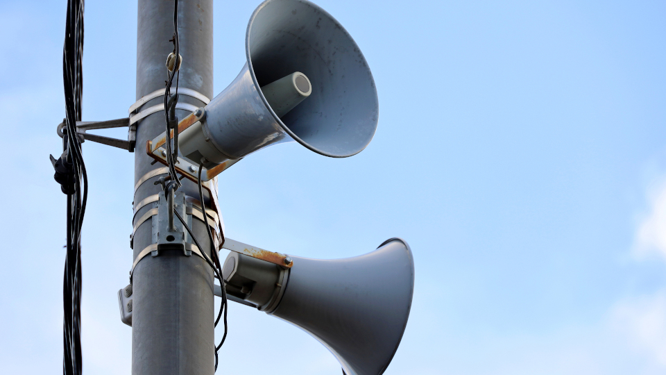 Probealarm: Sirene, die an einem Masten hängt