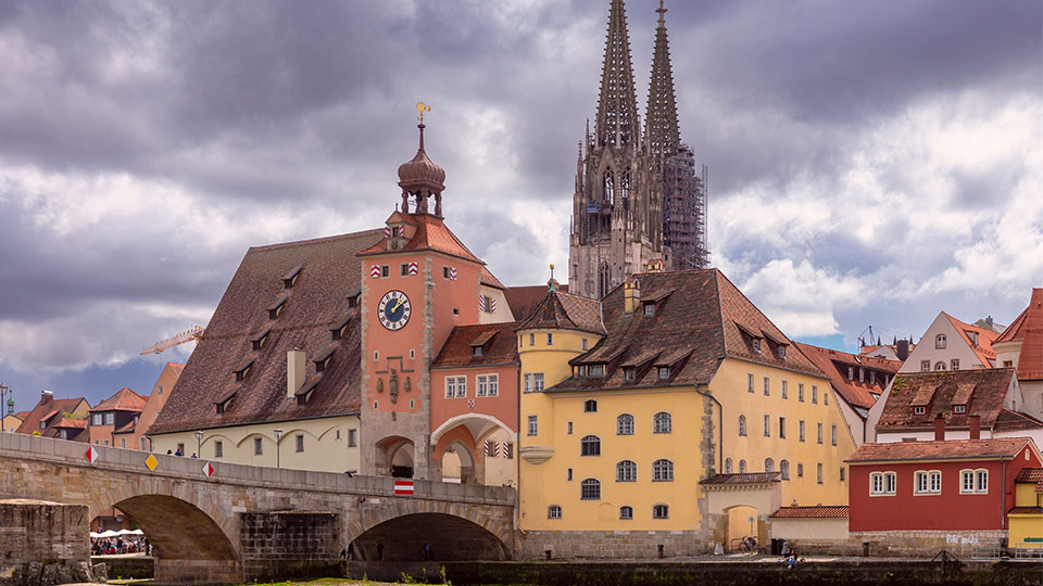 Blick auf den Dom St. Peter und die Stadtkulisse Regensburgs