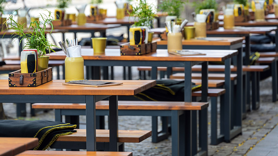 Gastronomie: Leere Plätze im Außenbereich eines Restaurants
