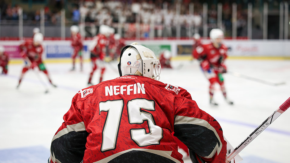 Nr 75 Neffin von den Eisbären Regensburg auf dem Spielfeld