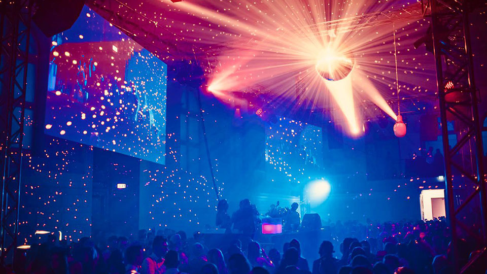 FACE AND FASHION Event im Jahr 2019: Laser- und Lichtshow vor tanzenden Gästen