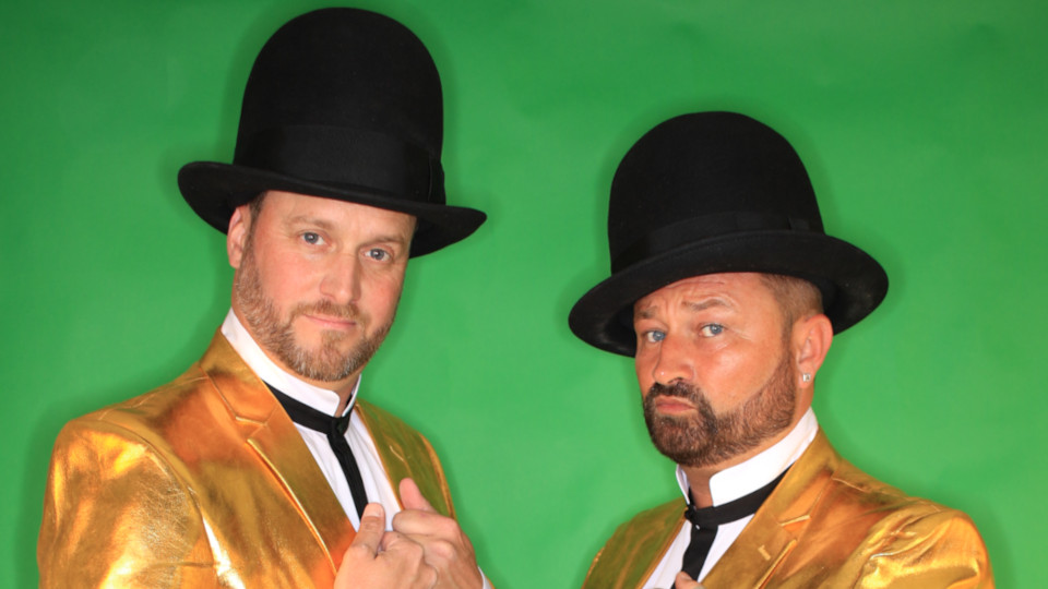 Die Partyspielagenten in goldenen Anzuegen