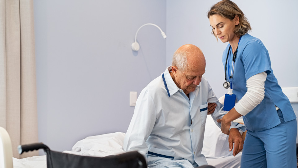 Pflegerin hilft älterem Mann