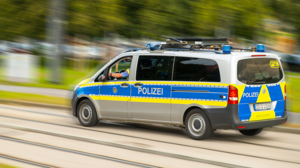 Ein fahrendes Polizeifahrzeug
