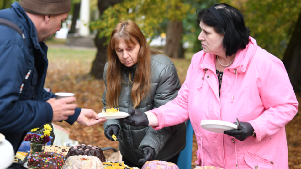 Kuchenausgabe der Caritas
