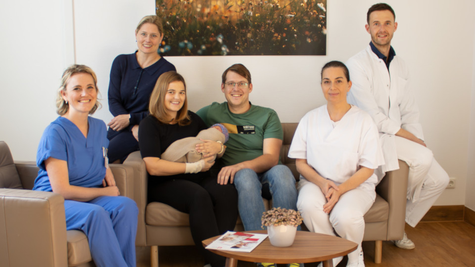 Patienten und Aerzte im neuen Stillzimmer