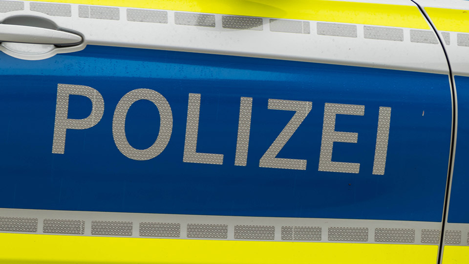 Schriftzug "Polizei" auf Streifenwagen