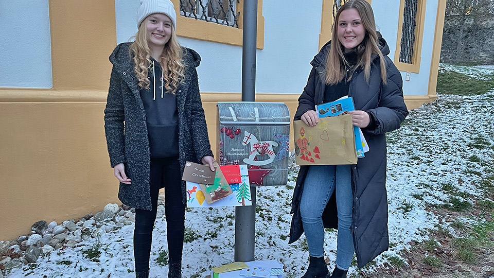 Das Christkind und seine Helferinnen und Helfer freuen sich auf viel Weihnachtspost im Christkindlbriefkasten vor dem Rathaus.