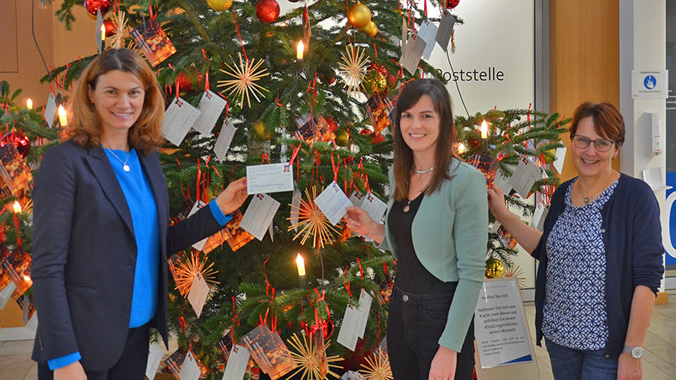 Landrätin Tanja Schweiger (links), Carina Zenger (Mitte) und Irmgard Mayer starteten die diesjährige Weihnachtswunderbaum-Aktion des Landkreises. 