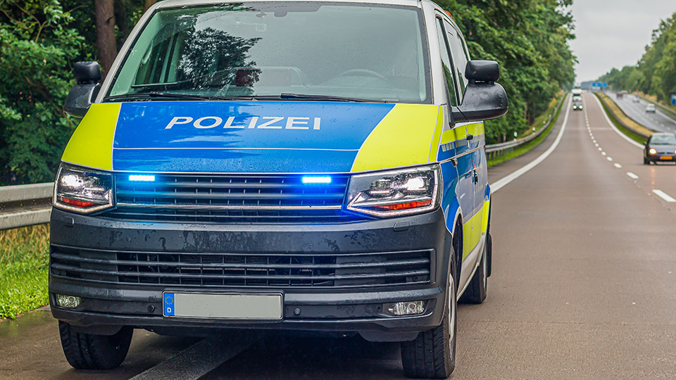 Streifenwagen der Polizei am Straßenrand